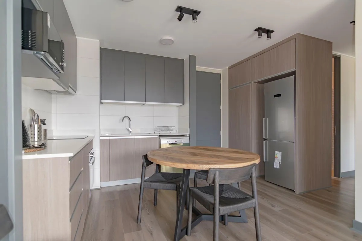 Cocina moderna con electrodomésticos integrados