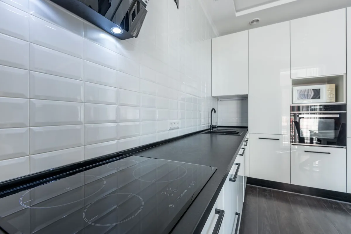 Placa de inducción en una encimera de cocina