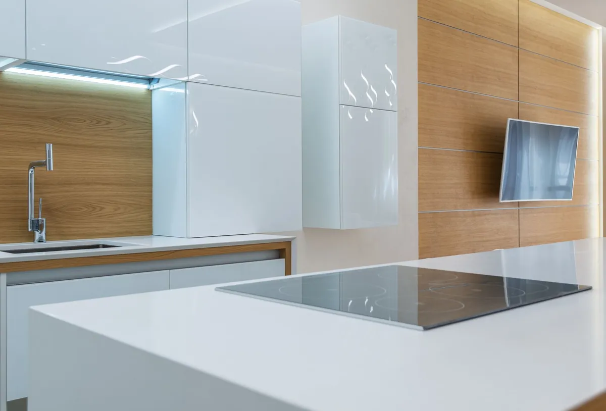 Encimera de cocina moderna con placa