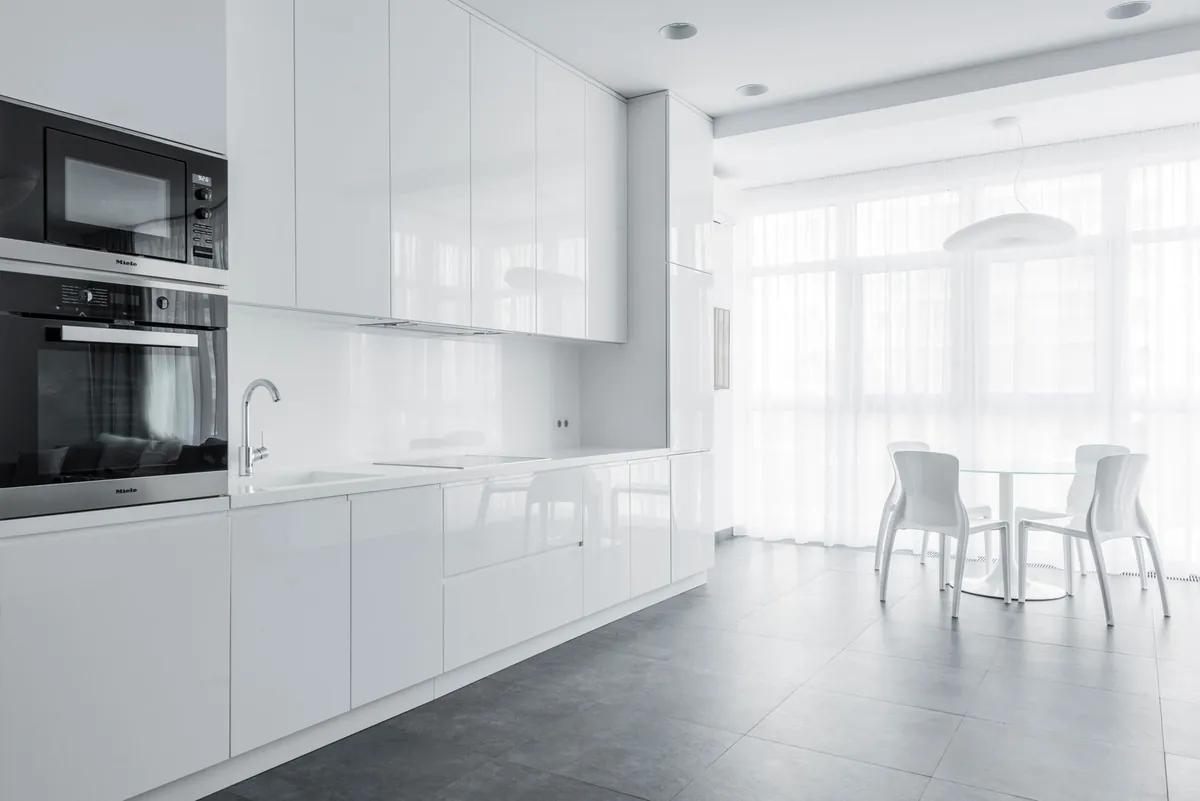 Cocina con muebles lacados en blanco brillante
