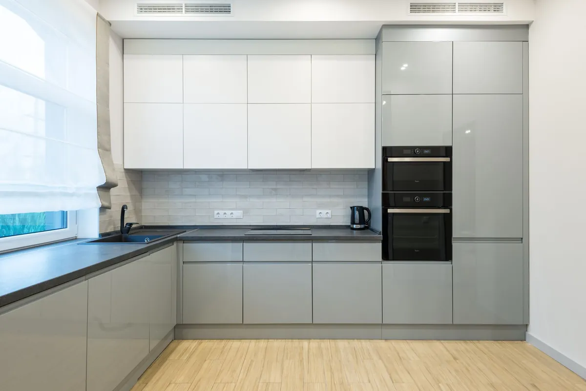 Interior de una cocina moderna lacada