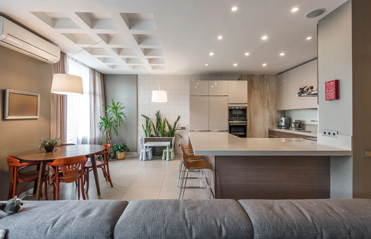 Cocina con aire acondicionado en el techo